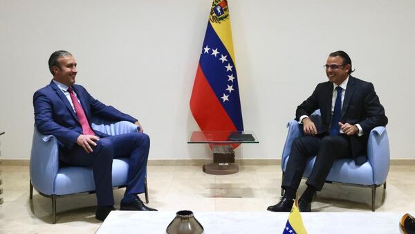 El ministro de Petróleo de Venezuela, Tareck El Aissami, y el presidente de Chevron Venezuela, Javier La Rosa - Sputnik Mundo