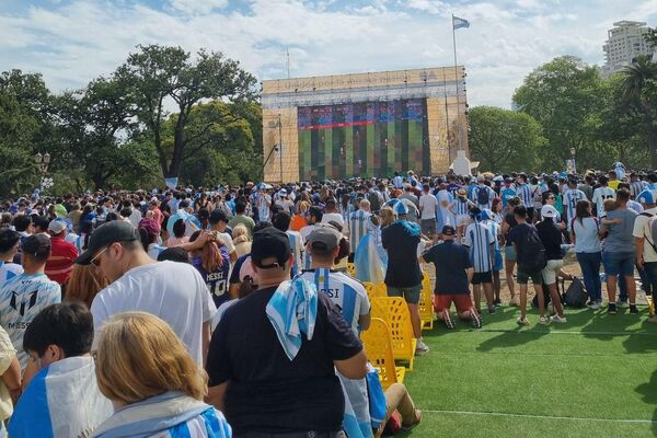 Miles de hinchas se congregaron en la plaza Seeber para vert el partido en pantalla gigante - Sputnik Mundo