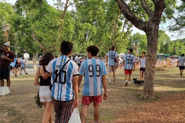 La camiseta con el 10 de Messi en el dorsal, la más popular entre los miles de hinchas que se acercaron a alentar a la selección argentina en la plaza Seeber - Sputnik Mundo