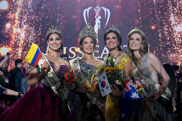 Las ganadoras del certamen Miss Tierra 2022, celebrado en la capital de Filipinas, Manila. La ganadora fue Mina Sue Choi, de Corea del Sur (centro). Las otras finalistas fueron Andrea Aguilera, de Colombia (izquierda), Nadeem Ayoub, de Palestina, y Sheridan Mortlock, de Australia (derecha). - Sputnik Mundo
