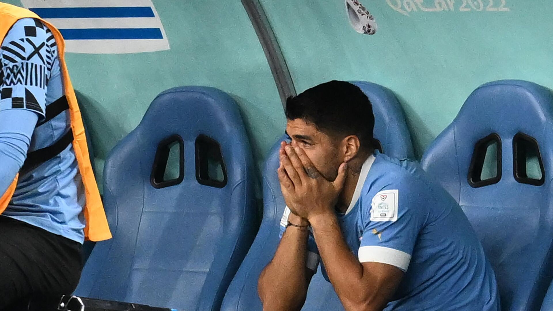 El delantero uruguayo #09 Luis Suárez reacciona en el banquillo durante el partido de fútbol del Grupo H de la Copa del Mundo de Catar 2022 entre Ghana y Uruguay, 2 de diciembre de 2022 - Sputnik Mundo, 1920, 02.12.2022
