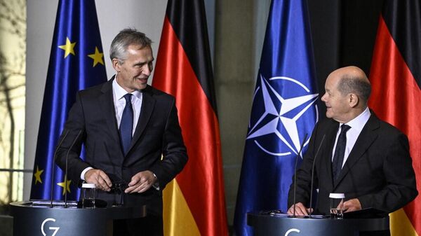 El canciller alemán, Olaf Scholz, con el secretario general de la OTAN, Jens Stoltenberg, en Berlín, el 1 de diciembre de 2022 - Sputnik Mundo