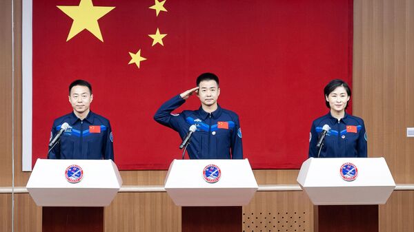 Los astronautas chinos de Shenzhou-14 –Chen Dong, Cai Xuzhe y Liu Yang - Sputnik Mundo