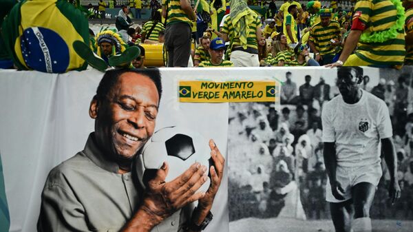 Carteles de Pelé desplegados por la afición brasileña en el Mundial de Catar 2022 - Sputnik Mundo