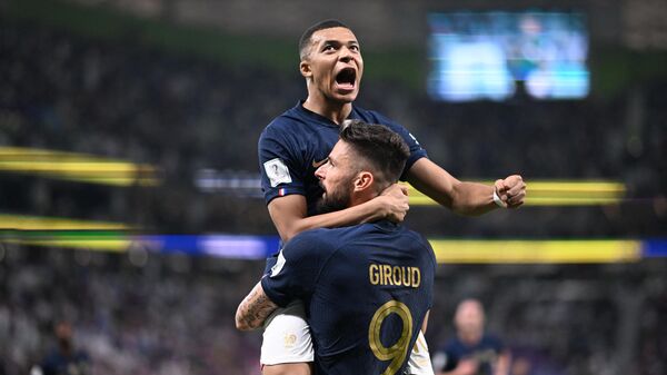 Olivier Giroud y Kylian Mbappé, futbolistas franceses, celebran un gol a Polonia durante el Mundial de Catar, el 4 de diciembre del 2022 - Sputnik Mundo