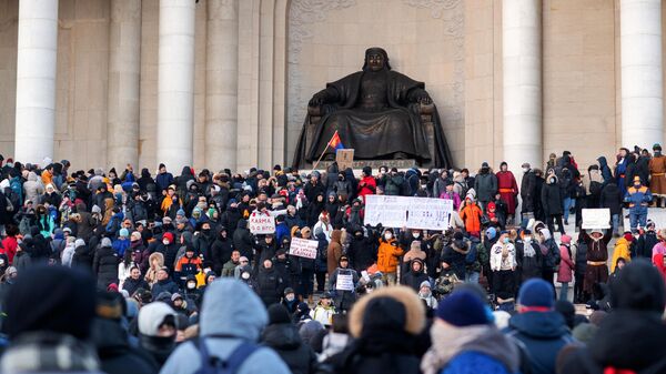 Manifestantes en Mongolia exigen investigar robo de carbón a gran escala - Sputnik Mundo