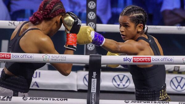 La somalí Ramla Ali (d) compite con la dominicana Crystal Nova durante un combate de boxeo del peso supergallo. - Sputnik Mundo