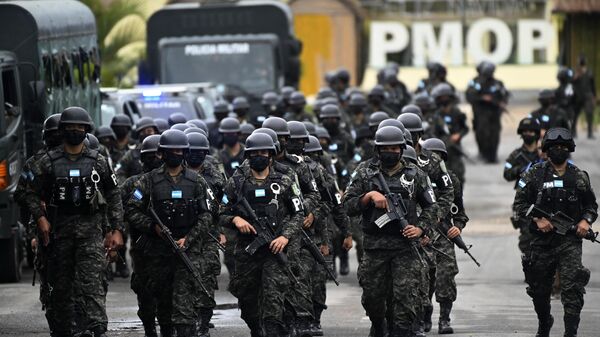 Integrantes de la Policía Militar del Orden Público se movilizan en Tegucigalpa el 27 de noviembre de 2022 - Sputnik Mundo