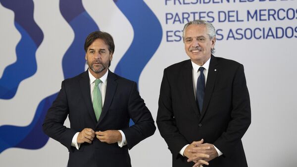 Los presidentes de Uruguay, Luis Lacalle Pou, y de Argentina, Alberto Fernández, durante la Cumbre del Mercosur de diciembre de 2022 en Montevideo - Sputnik Mundo
