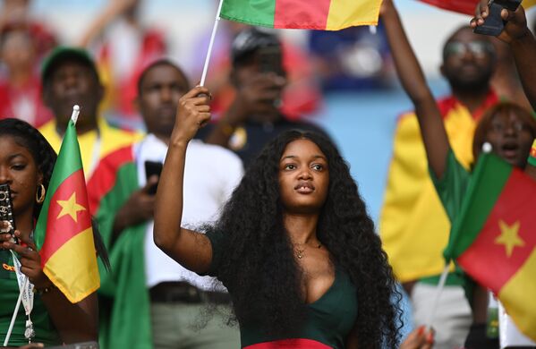 Una aficionada de Camerún antes del partido de la fase de grupos entre Suiza y Camerún. Suiza ganó 1-0. - Sputnik Mundo
