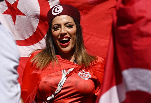 Una aficionada tunecina antes del partido de la fase de grupos entre Túnez y Australia. Australia ganó por 1-0. - Sputnik Mundo