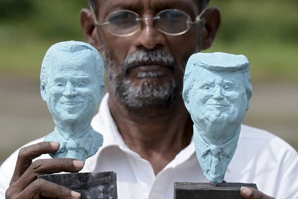 Bustos del presidente estadounidense Donald Trump y su rival demócrata Joe Biden, creados por el artista de Sri Lanka Upali Dias de cara a las elecciones presidenciales estadounidenses de 2020. - Sputnik Mundo