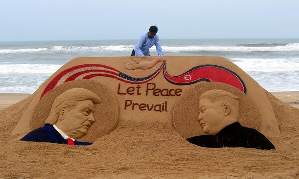 Esculturas de arena del presidente de EEUU, Donald Trump, y del líder norcoreano, Kim Jong-un, creadas por el artista indio Sudarshan Pattnaik antes de la cumbre entre EEUU y Corea del Norte de 2018. - Sputnik Mundo