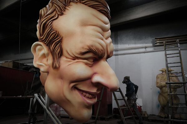 Fabricación de una muñeca gigante que representa al presidente francés Emmanuel Macron para el Carnaval de Niza. - Sputnik Mundo