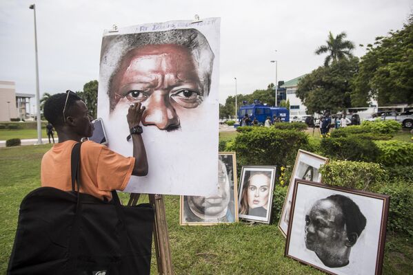 Un artista pinta un retrato del Secretario General de la ONU, Kofi Annan, a la entrada del Centro Internacional de Convenciones de Accra (Ghana), donde se depositó su féretro. - Sputnik Mundo