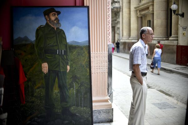 Retrato del líder de la Revolución cubana, Fidel Castro, en la entrada principal del Museo Nacional de los Comités de Defensa de la Revolución en La Habana. - Sputnik Mundo