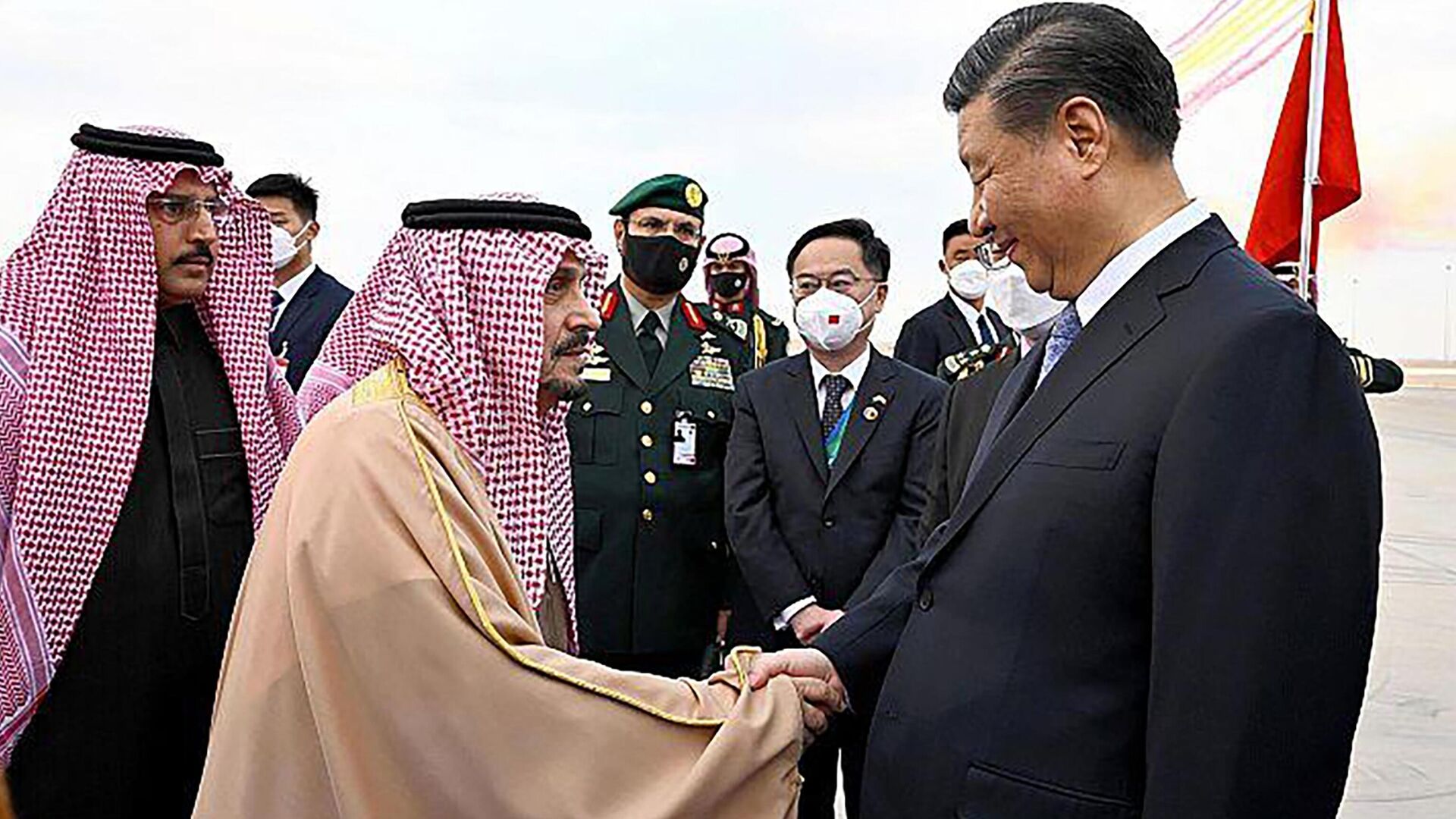 El príncipe Faisal bin Bandar bin Abdulaziz, gobernador de Riad, y el presidente chino, Xi Jinping, durante la visita de Xi a Arabia Saudita - Sputnik Mundo, 1920, 08.12.2022