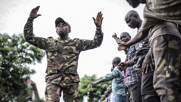 Un militar de Congo entrena a los jovenes para luchar contra los rebeldes M23 - Sputnik Mundo
