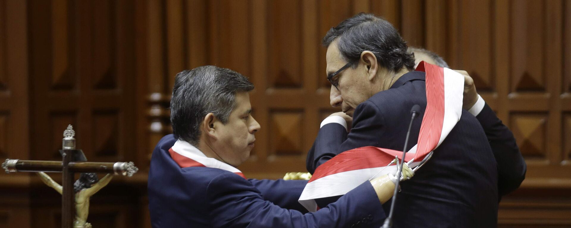 Martín Vizcarra recibe la banda presidencial de Perú en 2018 por parte del entonces presidente el Congreso, Luis Galarreta - Sputnik Mundo, 1920, 09.12.2022