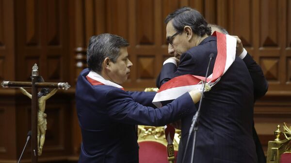 Martín Vizcarra recibe la banda presidencial de Perú en 2018 por parte del entonces presidente el Congreso, Luis Galarreta - Sputnik Mundo