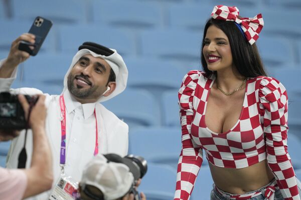 Dos hinchas se toman una selfi antes del partido de octavos de final entre Japón y Croacia en el estadio Al Janoub de Al Wakrah, Catar. - Sputnik Mundo