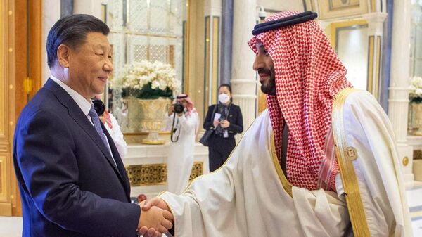 El presidente de China, Xi Jinping, y su homólogo de Arabia Saudita, Salman bin Abdulaziz Saud - Sputnik Mundo