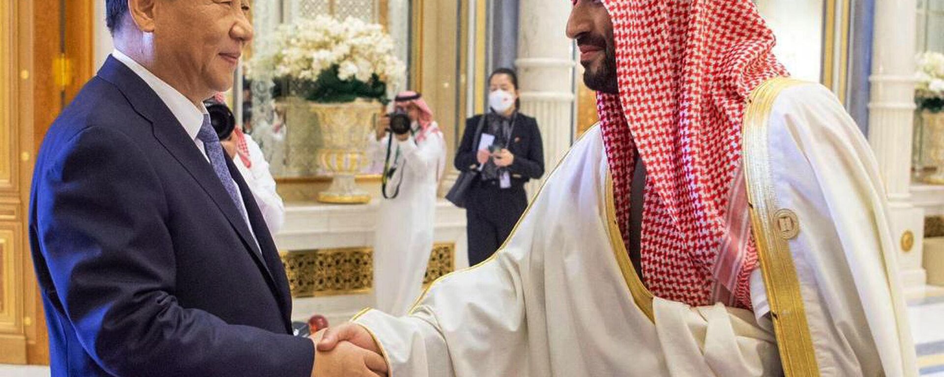 El presidente de China, Xi Jinping, y su homólogo de Arabia Saudita, Salman bin Abdulaziz Saud - Sputnik Mundo, 1920, 09.12.2022
