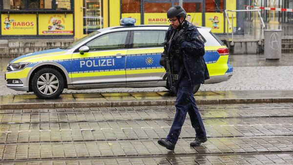 Un policía alemán camina por el centro de la ciudad de Dresde - Sputnik Mundo