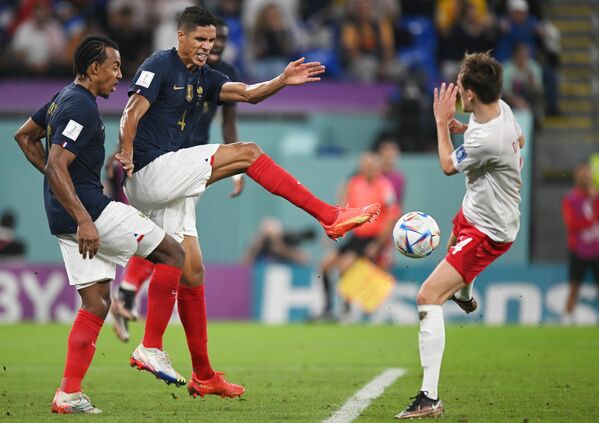 El defensa de Francia Raphael Varane (ctro.), y Simon Kjaer, de Dinamarca (dcha.), en el partido de la fase de grupos. El defensa de Francia Raphael Varane (ctro.), y Simon Kjaer, de Dinamarca (dcha.), en el partido de la fase de grupos. - Sputnik Mundo