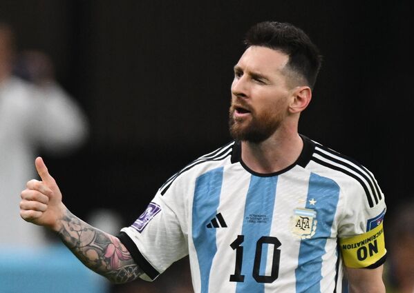 El capitán de Argentina, Lionel Messi, celebra su gol en el partido de cuartos de final contra Países Bajos, en el que la escuadra Albiceleste se impuso a la Naranja Mecánica en la tanda de penaltis, con lo que aseguró su pase a semifinales. - Sputnik Mundo
