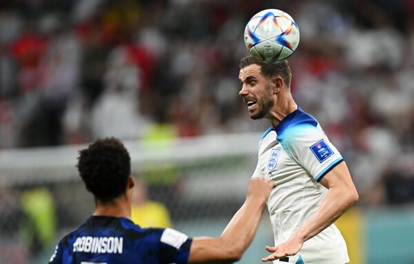 El centrocampista inglés Jordan Henderson (dcha.), en un partido de la fase de grupos contra Estados Unidos. - Sputnik Mundo