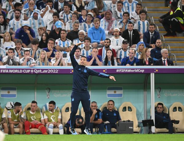 El entrenador de Argentina, Lionel Scaloni, durante el partido de cuartos de final entre Argentina y Países Bajos que terminó con la victoria de la Albiceleste. - Sputnik Mundo