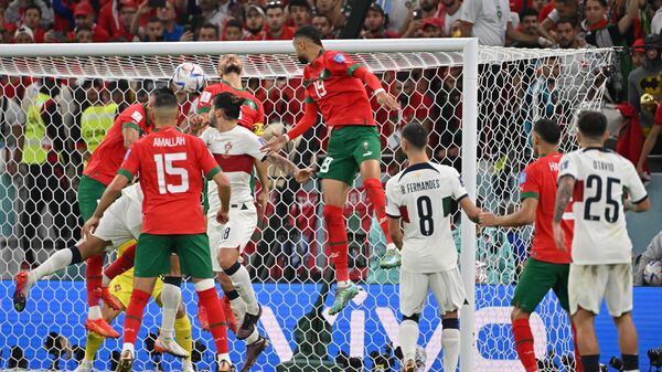 Youssef En-Nesyri, delantero marroquí  marcó un gol durante el partido entre Marruecos y Portugal, en el estadio Al Thumama de Doha, Catar, 10 de diciembre de 2022 - Sputnik Mundo