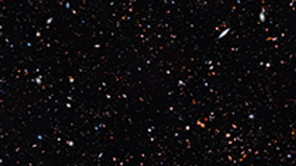 La luz de una galaxia lejana que fue captado por el telescopio Webb - Sputnik Mundo