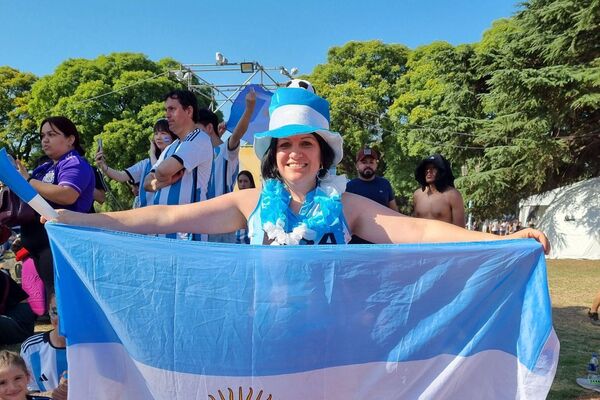 Miles de argentinos vieron a su selección llegar a la final del mundial desde la plaza Seeber en Buenos Aires - Sputnik Mundo