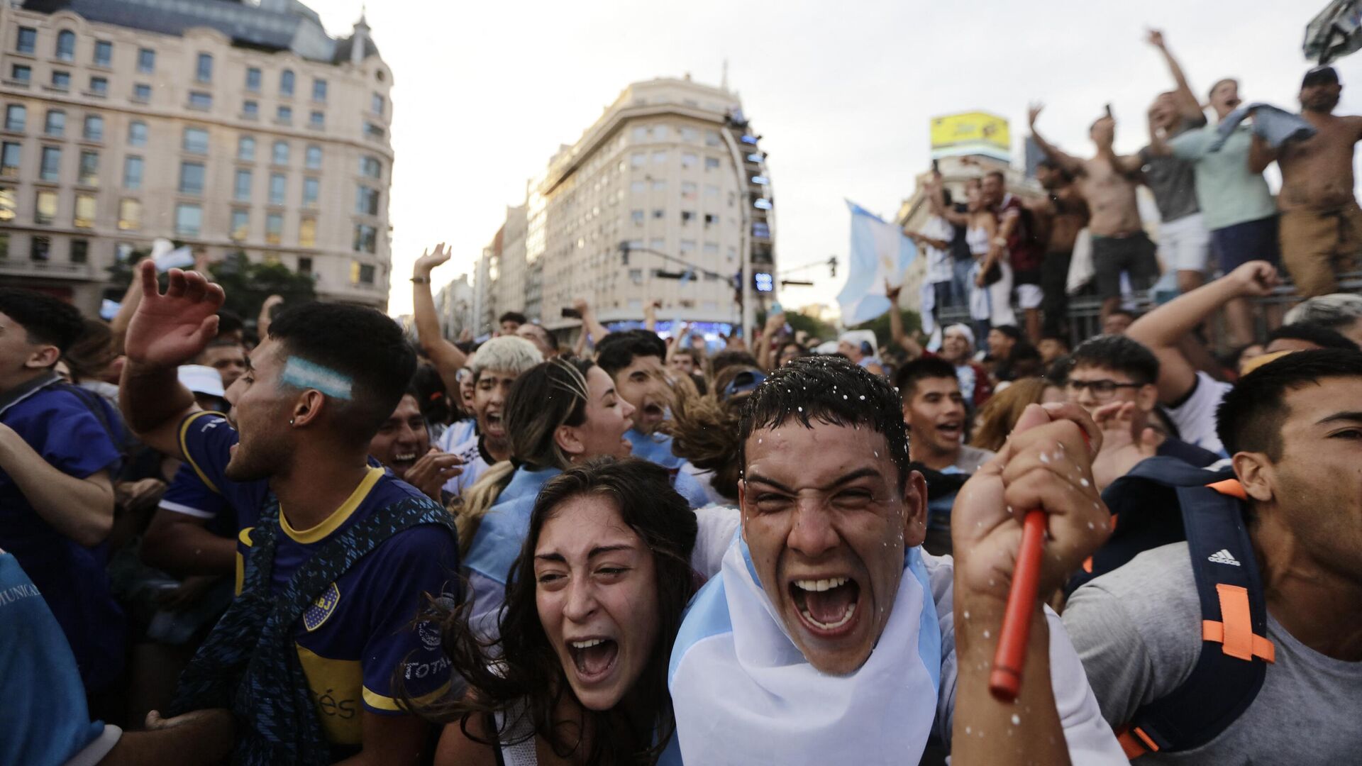 Argentinos festejando el pasaje de Argentina a la final del Mundial de Catar 2022 - Sputnik Mundo, 1920, 14.12.2022