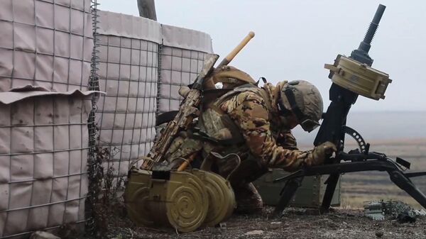Un soldado del Spetsnaz se entrena con el lanzagranadas automático AGS-17 Plamya - Sputnik Mundo