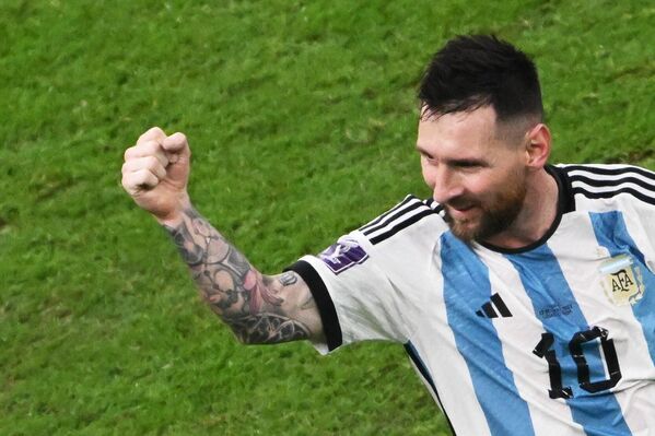 Lionel Messi marcó el primer gol por penalti.En la foto: el capitán de Argentina, Lionel Messi, celebra su gol contra Croacia en la semifinal del Mundial. - Sputnik Mundo