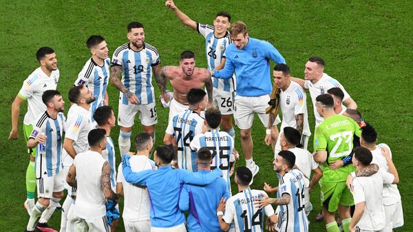 Argentina celebrando la victoria frente a Croacia en el Mundial de Catar 2022 - Sputnik Mundo