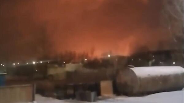 Un incendio se produjo en una planta de petróleo en la ciudad de Angarsk - Sputnik Mundo