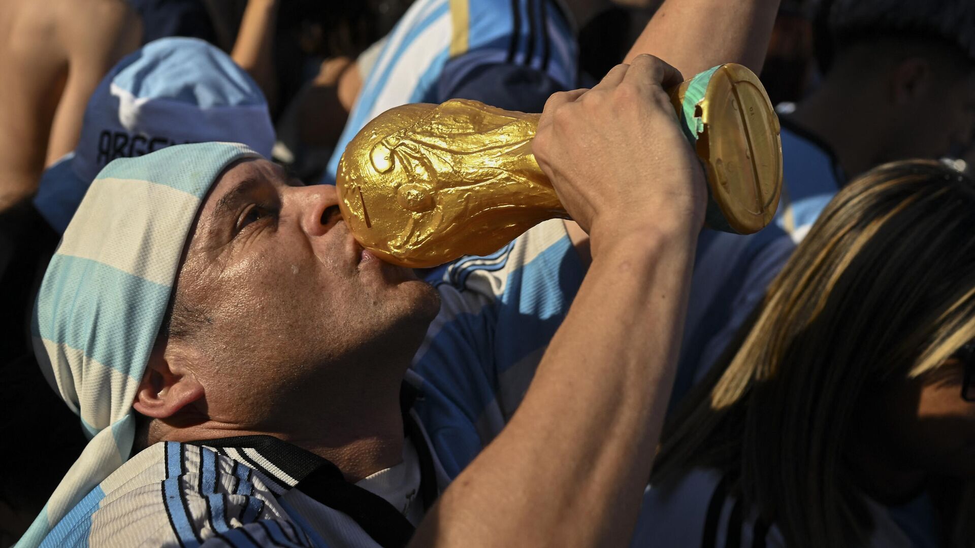 Un hincha argentino besa una réplica de la Copa del Mundo - Sputnik Mundo, 1920, 16.12.2022