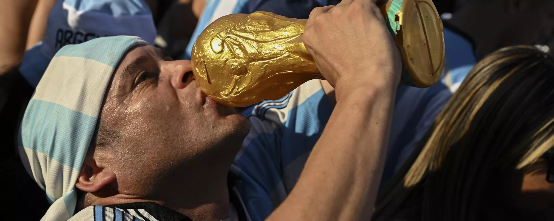 Un hincha argentino besa una réplica de la Copa del Mundo - Sputnik Mundo, 1920, 16.12.2022