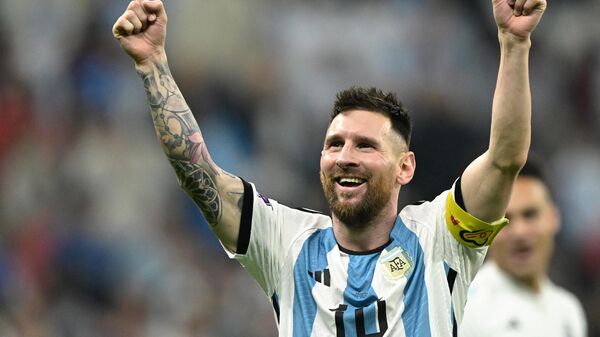 El goleador argentino Lionel Messi, capitán de su selección, disputa la final de Catar 2022 a Francia. - Sputnik Mundo