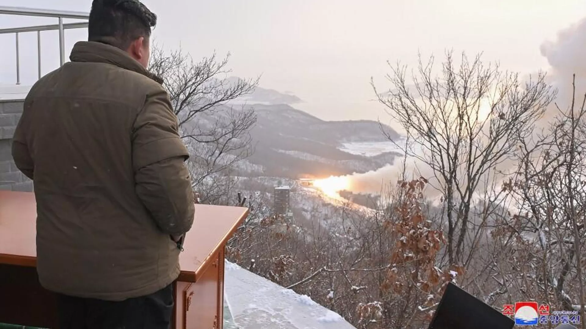 Kim Jong-un observa de cerca las pruebas del motor cohete de combustible sólido en Corea del Norte - Sputnik Mundo, 1920, 07.03.2023