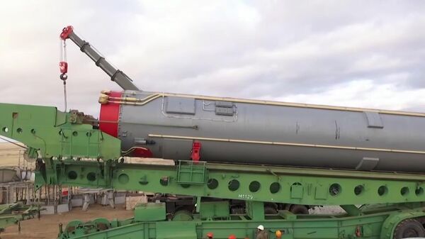 Un misil balístico intercontinental del sistema de misiles estratégicos Avangard durante su instalación en un silo de lanzamiento - Sputnik Mundo