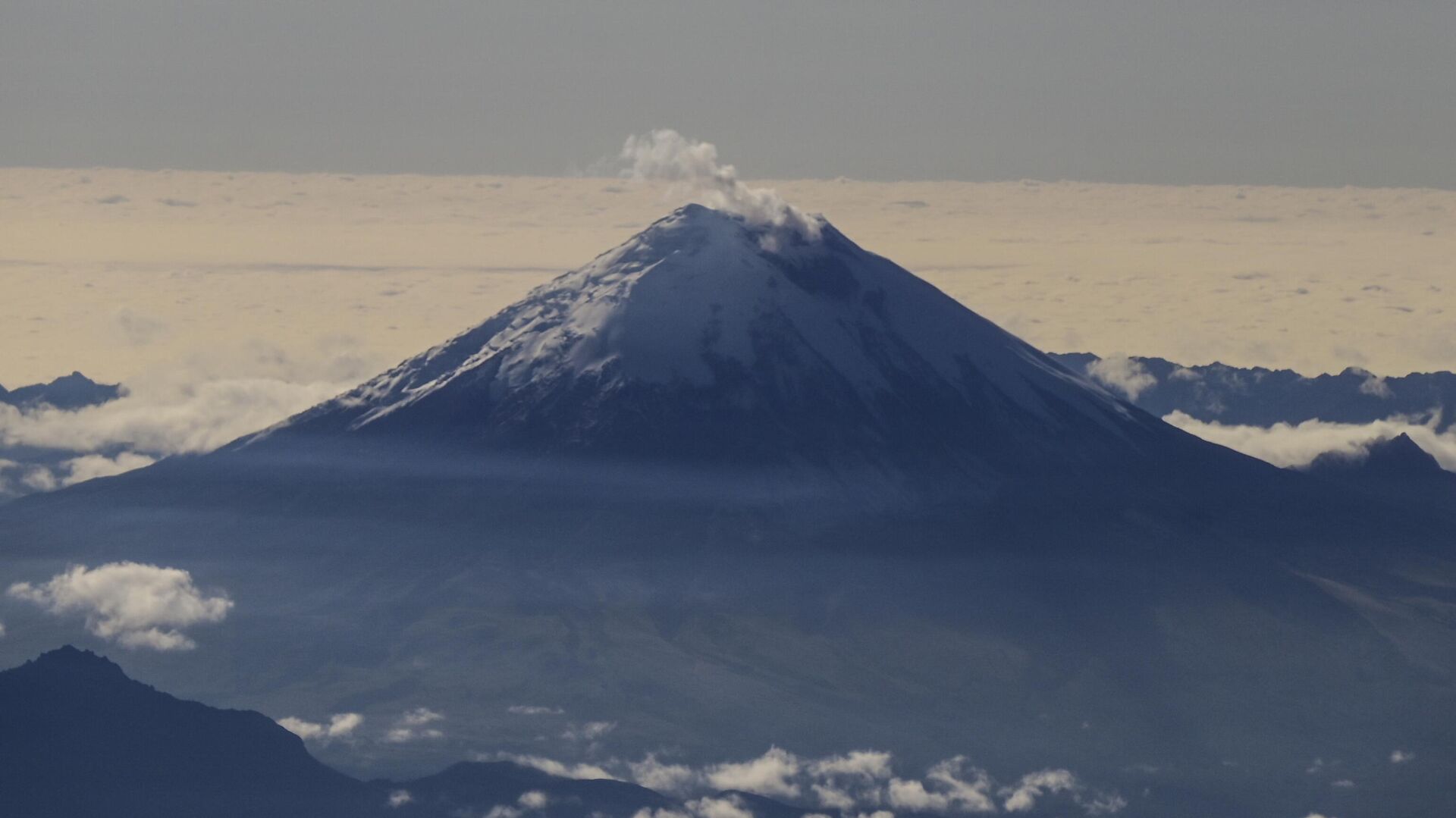 El volcán en Ecuador Cotopaxi  - Sputnik Mundo, 1920, 25.12.2022