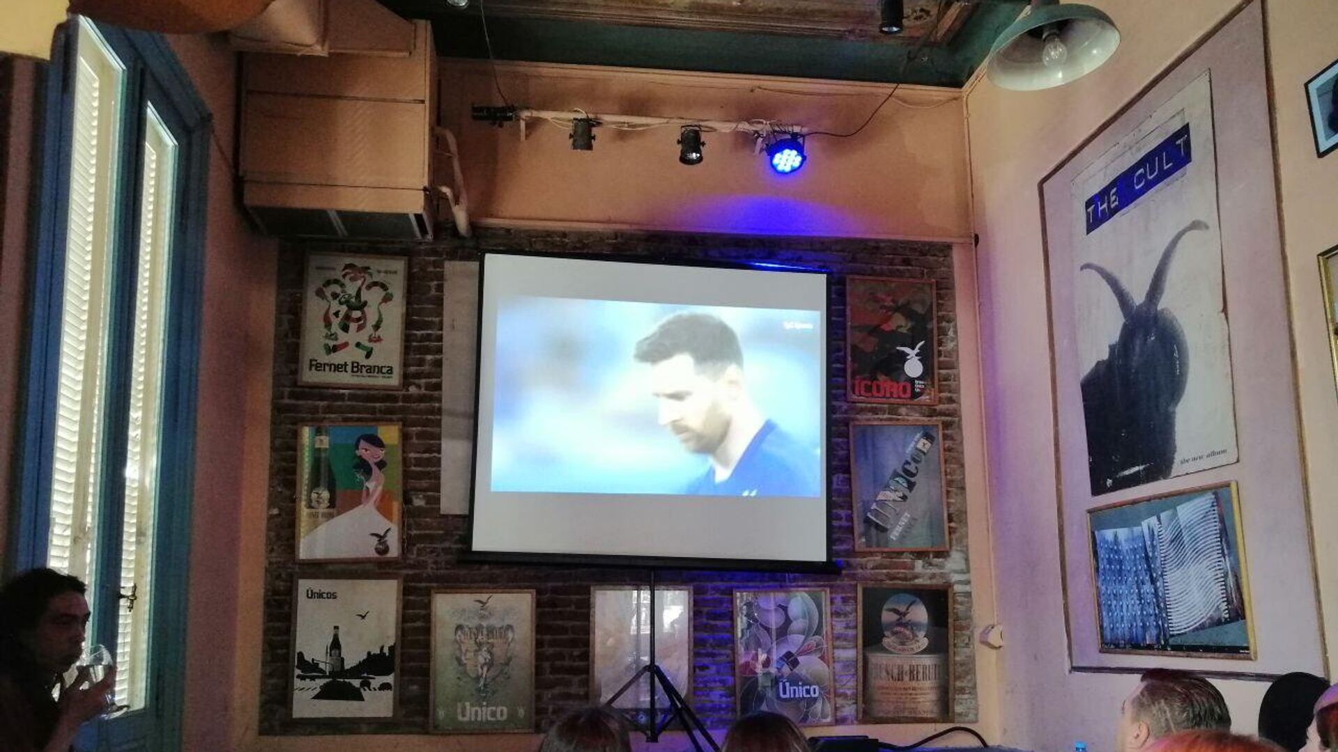 Aficionados argentinos siguen a Messi durante su encuentro contra la selección de Polonia, en fase de grupos, en un bar de Buenos Aires. - Sputnik Mundo, 1920, 18.12.2022