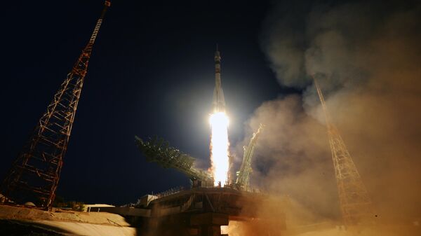 Lanzamiento desde el cosmódromo de Baikonur de un cohete Soyuz-2.1a que transporta una nave espacial tripulada Soyuz MS-22 - Sputnik Mundo