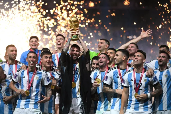 Argentina gana el Mundial de Catar 2022La selección de Argentina destronó a Francia en ronda de penales para coronarse campeona del Mundial de Catar 2022. La albiceleste mostró una superioridad absoluta sobre Les blues&#x27; durante casi todo el partido e hizo realidad el sueño de levantar su tercera Copa Mundial, tan anhelada por los argentinos y por el capitán del equipo, Lionel Messi. La cardíaca final ya es considerada como una de las mejores de la historia de las Copas del Mundo.Habían pasado 36 años desde el Mundial de México 1986, cuando el equipo liderado por Diego Armando Maradona se coronó campeón. - Sputnik Mundo