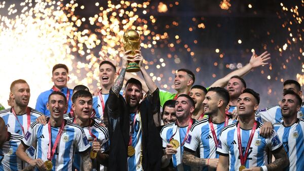 Lionel Messi levanta la Copa del Mundo con la selección de Argentina en el Mundial de Catar 2022 - Sputnik Mundo